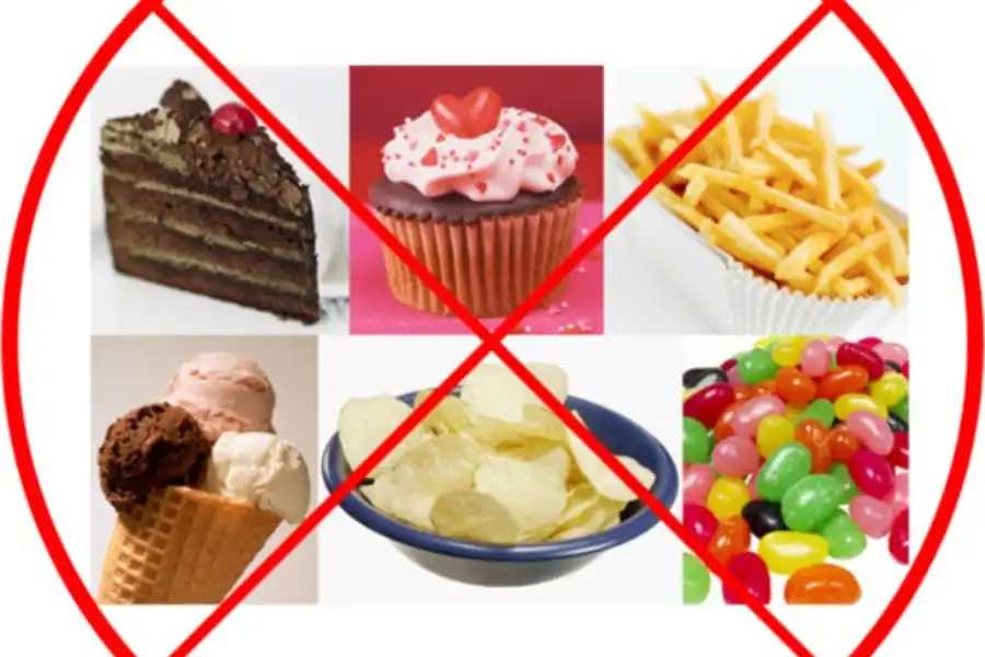 Mổ đục thủy tinh thể kiêng ăn gì? Những thực phẩm nên tránh để mắt nhanh hồi phục