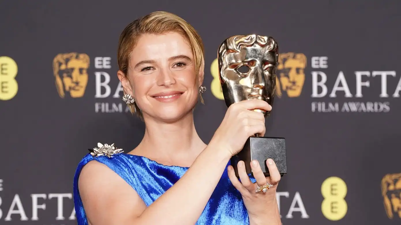 Jessie Buckley tạo dáng cùng giải thưởng "Nữ diễn viên chính xuất sắc nhất" cho vai diễn trong phim "Hamnet". skynews-jessie-buckley-bafta-7172473.jpg