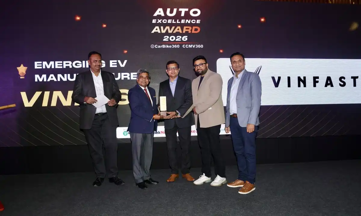 Ông Bhartendu Singh (giữa), Giám đốc Marketing VinFast Ấn Độ, nhận giải thưởng từ ban tổ chức Auto Excellence Awards 2026. Ông Bhartendu Singh (giữa), Giám đốc Marketing VinFast Ấn Độ, nhận giải thưởng từ ban tổ chức Auto Excellence Awards 2026.