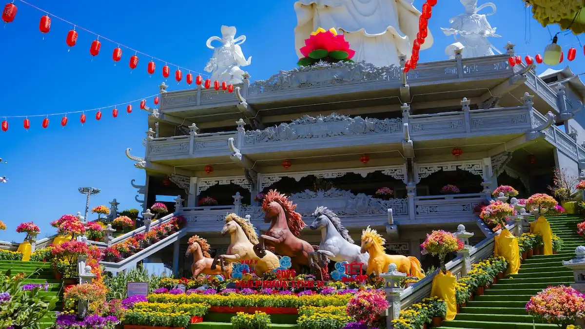 ngoi chua o vinh long ruc ro don xuan binh ngo voi 'ngu phuc linh ma' cao 7 met - 1