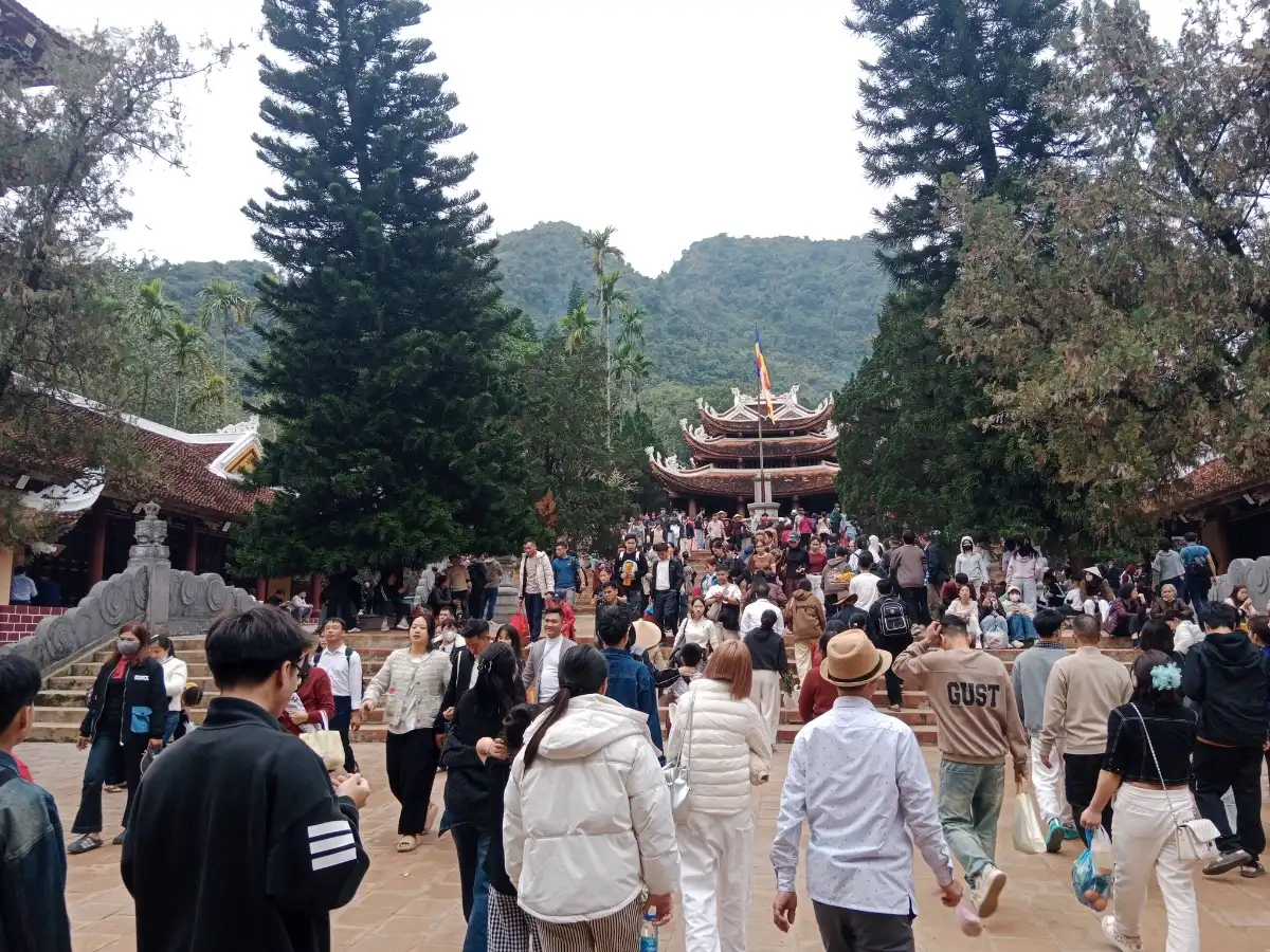 Tại Khu di tích thắng cảnh Chùa Hương, không khí lễ hội xuân đang diễn ra sôi động.