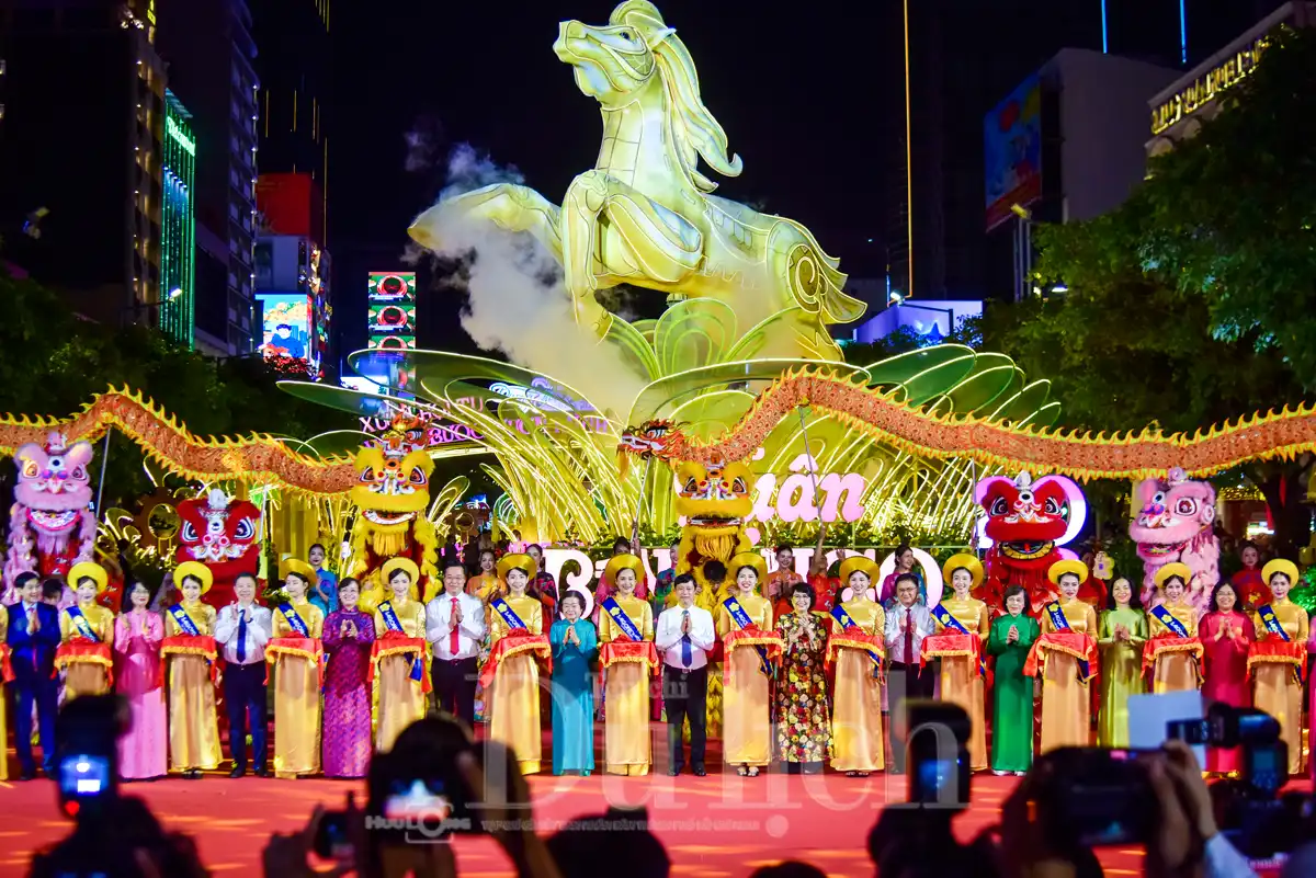 Mãn nhãn đêm khai mạc Đường hoa Bính Ngọ: Linh vật hòa quyện cùng nghìn hoa khoe sắc - 1
