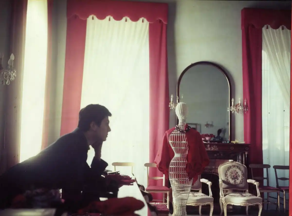 Valentino trở về Rome mở nhà mốt mang tên mình vào năm 1960.