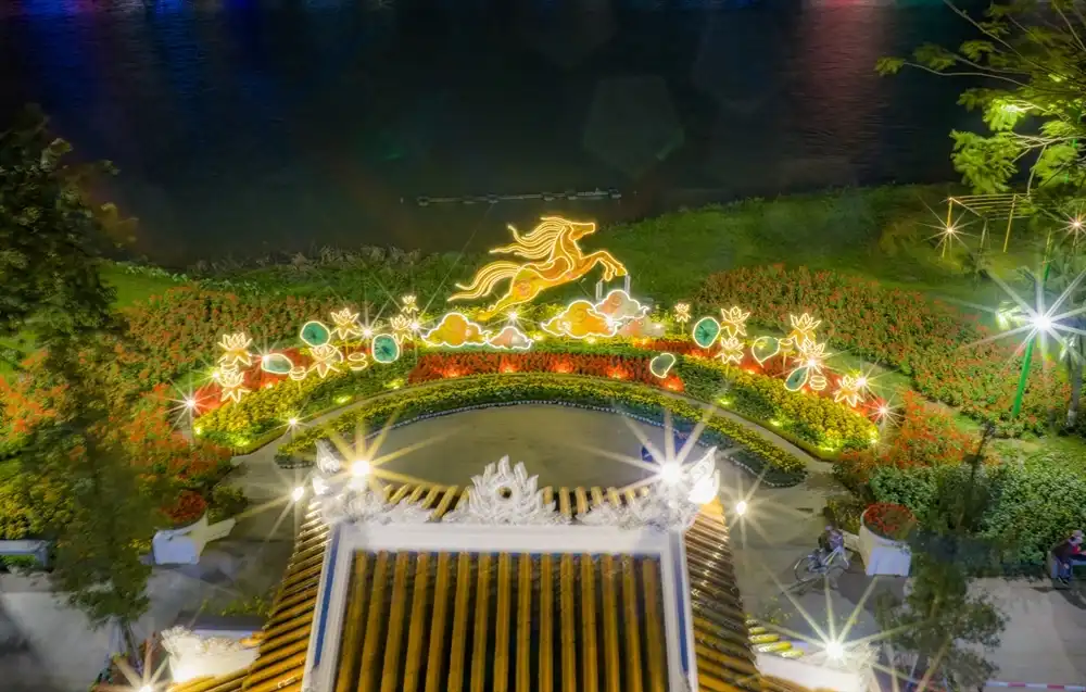 Sự kết hợp này tạo nên một hình tượng vừa mạnh mẽ trong chuyển động, vừa sâu lắng về tinh thần, phản ánh khát vọng vươn lên nhưng vẫn giữ cốt cách thanh tao của Huế.