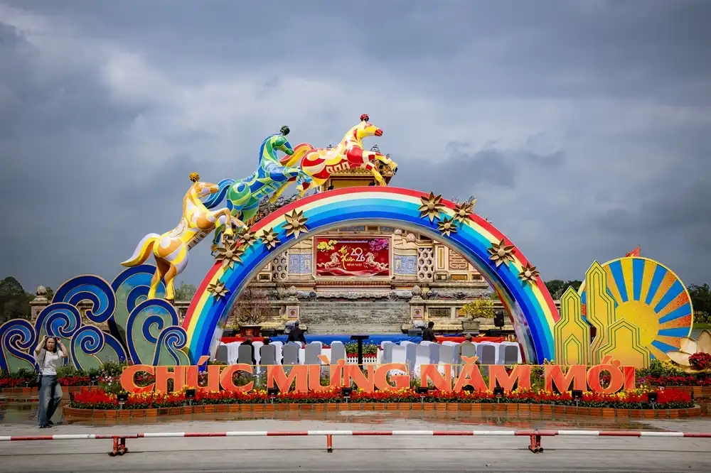 Tam mã tại khu vực Bia Quốc Học mang thông điệp