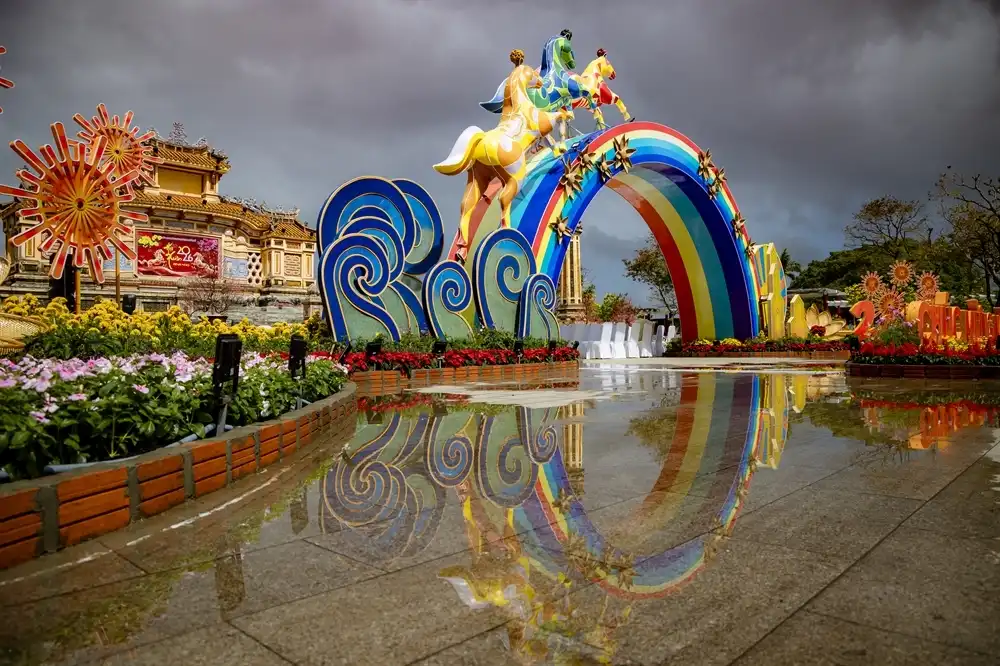 Bảng màu vàng – đỏ – lam được sử dụng có chủ ý: vàng tượng trưng cho thịnh vượng, đỏ cho may mắn và sinh khí mới, lam cho bình an và chiều sâu nội lực. Tổng thể vừa rực rỡ sắc xuân, vừa giữ được tinh thần tiết chế đặc trưng của Huế.