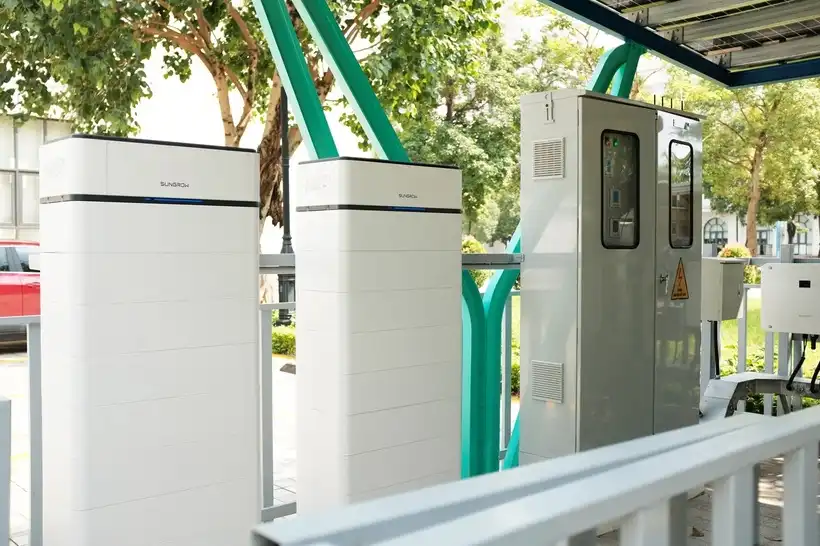 Hệ thống pin trữ điện và hộp điều khiển trung tâm của trạm sạc.