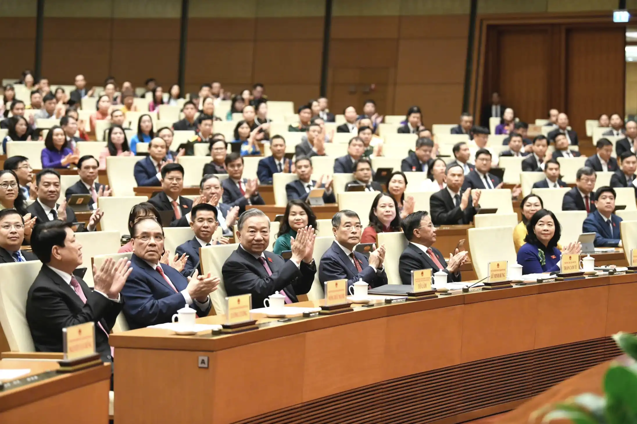 Quốc hội yêu cầu cắt các khoản chi không cần thiết để cải cách tiền lương