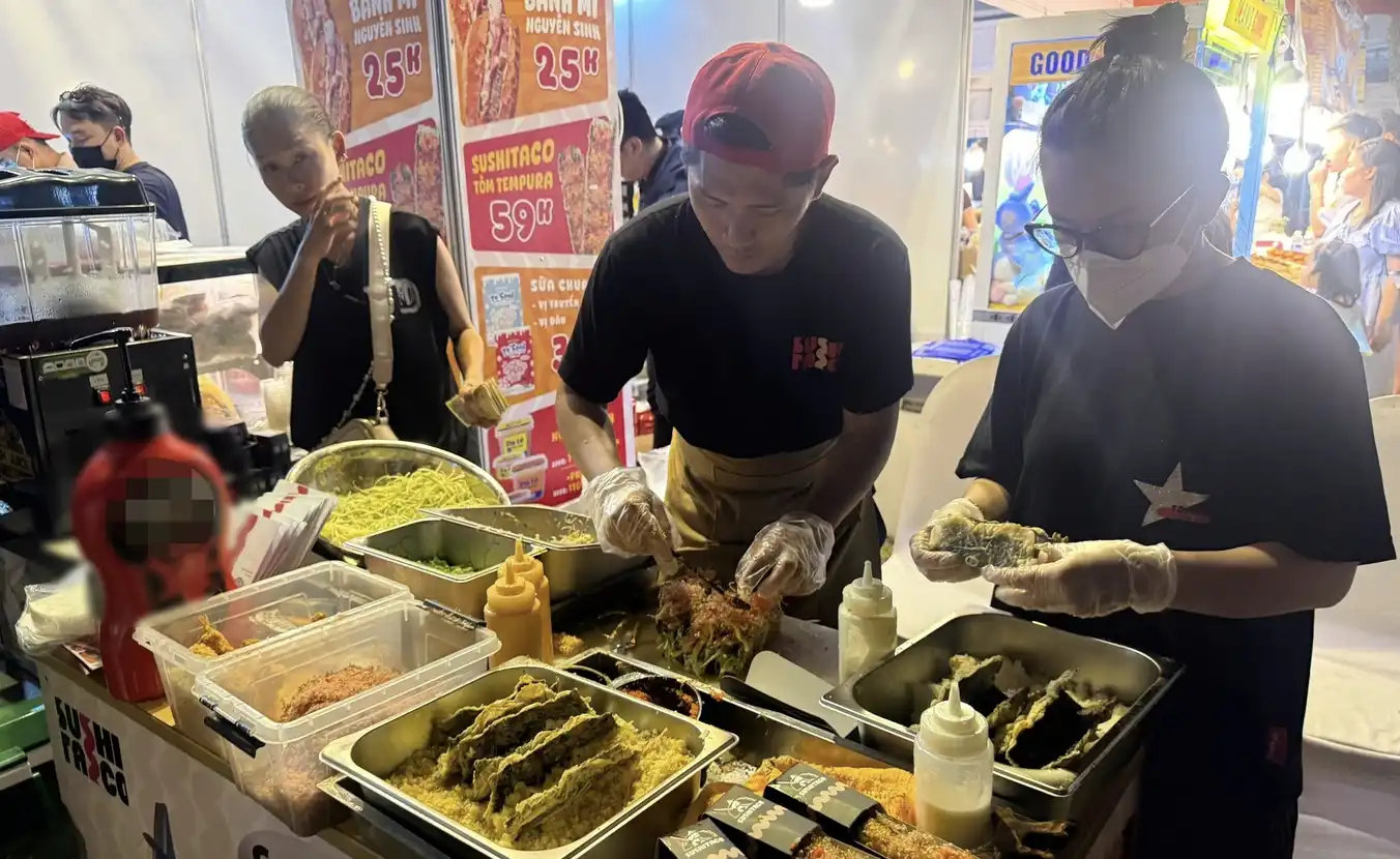 Lo ngại ngộ độc, người dân TPHCM “tận mắt xem” chế biến mới dám ăn bánh mì