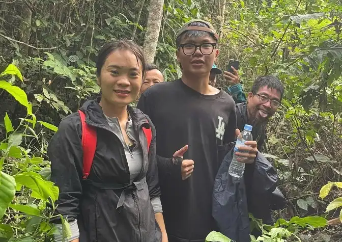 Chị Thanh Loan cùng đoàn tìm thấy Tuấn Anh. Ảnh: Thanh Loan