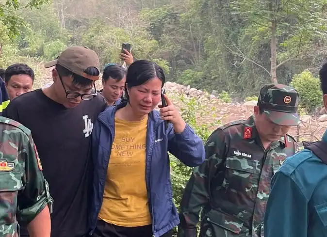 Mẹ Tuấn Anh bật khóc khi tìm thấy con. Ảnh: Thanh Loan