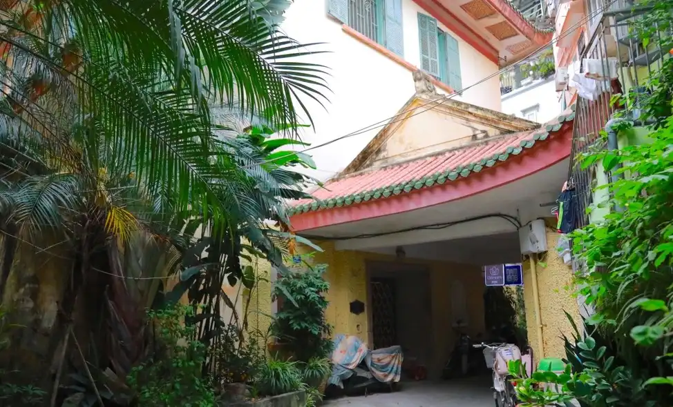 Phần mái hiên ở lối vào chính của căn nhà