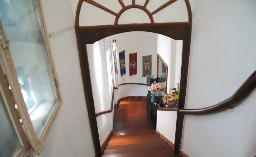 Cầu thang gỗ uốn lượn vẫn giữ được gần như nguyên bản