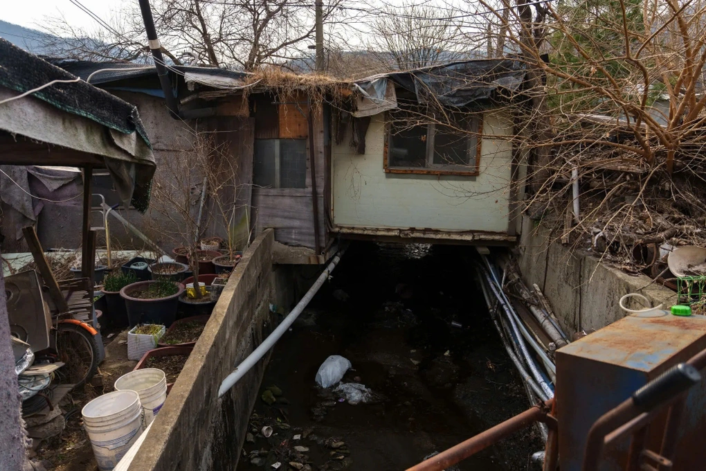 Chính quyền Seoul không cung cấp các dịch vụ cơ bản cho Guryong, buộc người dân phải tự xoay xở, chắp vá nên hệ thống điện, nước