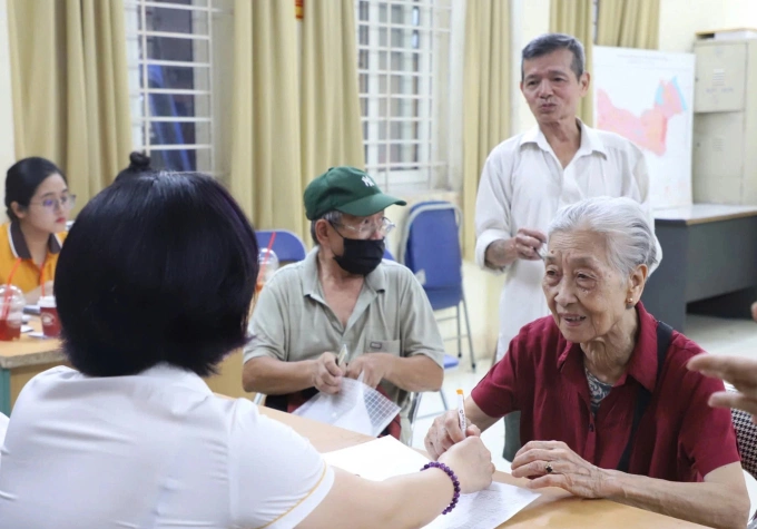 Người cao tuổi nhận hưu trí tại điểm chi trả ở Hà Nội