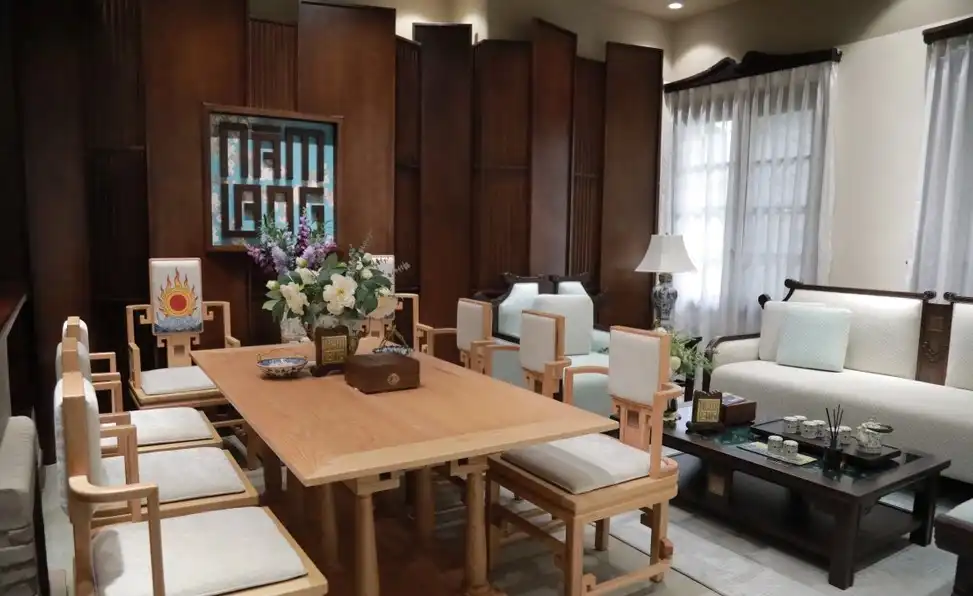 Một căn phòng nằm ở tầng 3. Đồ nội thất của đơn vị thuê trưng bày, còn tường và cửa sổ đều được giữ nguyên bản