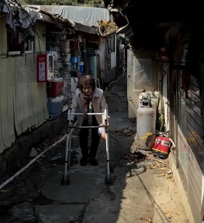 Bà Lee Chang-wol đi dạo trong làng Guryong ở Seoul