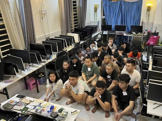 Nghi phạm lừa đảo trực tuyến bị bắt tại một khu phức hợp ở tỉnh Sihanoukville của Campuchia hồi tháng 7/2025