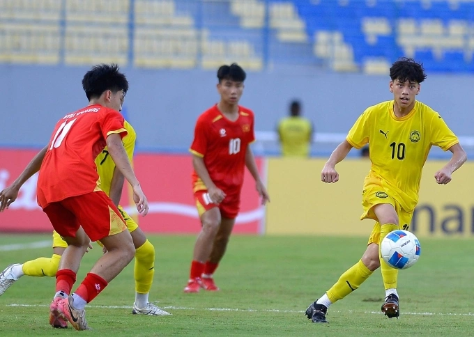 Malaysia (áo vàng) thua Việt Nam 0-4 ở lượt ra quân bảng A U17 Đông Nam Á 2026 trên sân Joko Samudro ở Indonesia ngày 13/4/2026