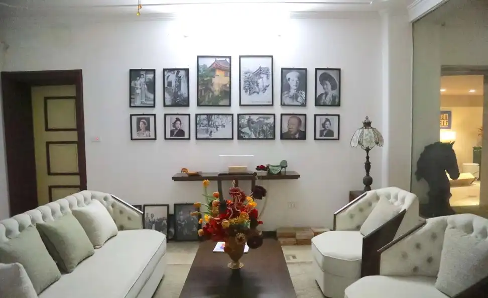 Một góc tầng có treo nhiều bức ảnh về vua Bảo Đại và Hoàng hậu Nam Phương