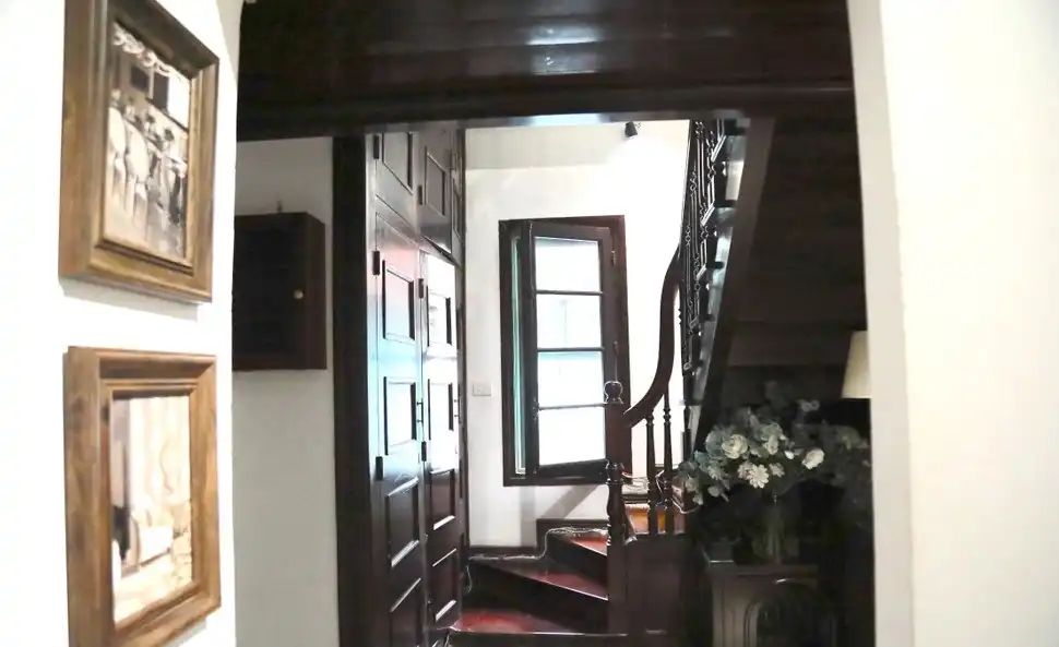 Cầu thang và tủ gỗ được giữ từ năm 1939