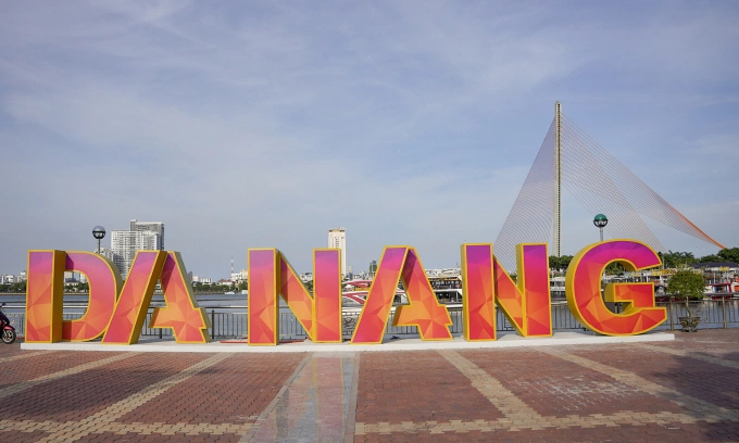 Đường Bạch Đằng, đoạn từ cầu Rồng đến cầu Trần Thị Lý, được trang trí đèn điện, tiểu cảnh và bán hàng quán để phục vụ phố đi bộ