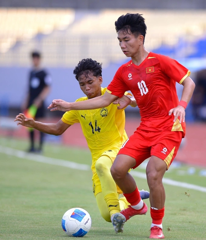 Tiền vệ Việt Nam Chu Ngọc Nguyễn Lực (áo đỏ) thi đấu trong trận thắng Malaysia 4-0 ở lượt ra quân bảng A U17 Đông Nam Á 2026