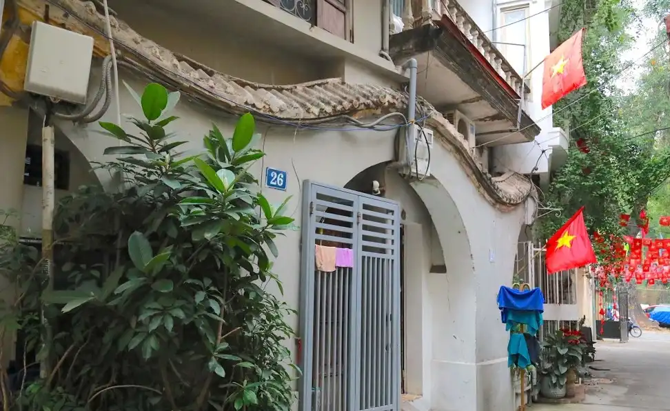 Bức tường hình rồng uốn lượn bao quanh căn nhà