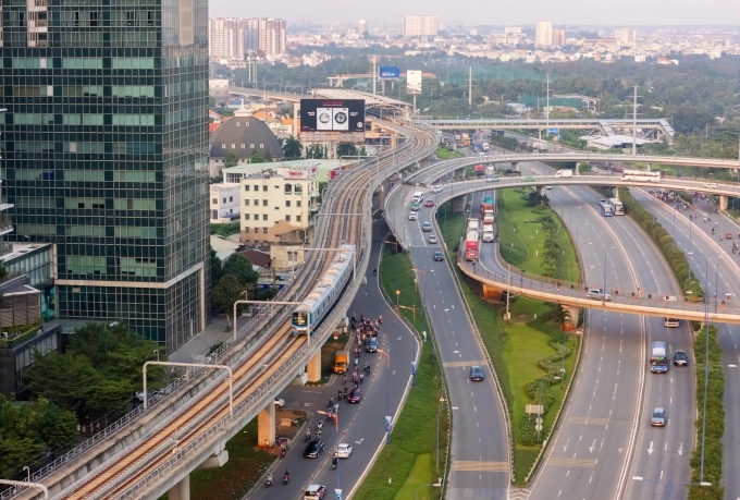 Tàu metro Bến Thành - Suối Tiên di chuyển trên xa lộ Hà Nội (đường Võ Nguyên Giáp)